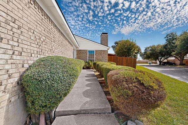 2228 Bunker Hill, Drive Carrollton, TX photo 5