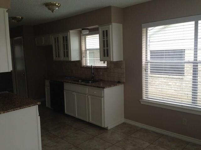 1608 Glenhill, Lane Lewisville, TX photo 5