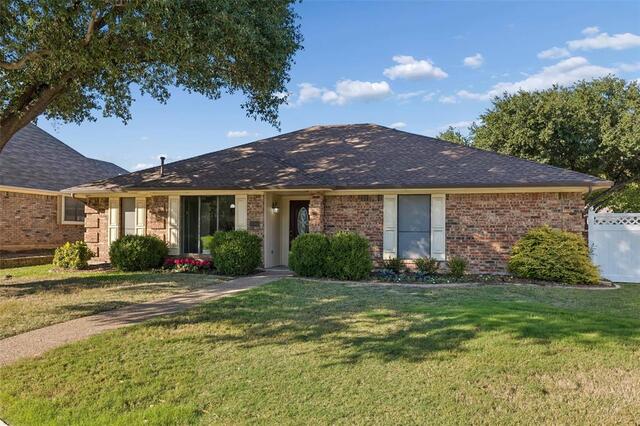 2051 Robin Hill, Lane Carrollton, TX photo 2