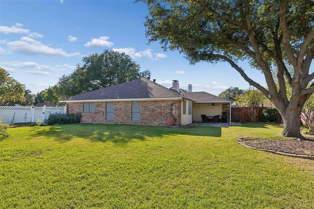 2051 Robin Hill, Lane Carrollton, TX photo 26