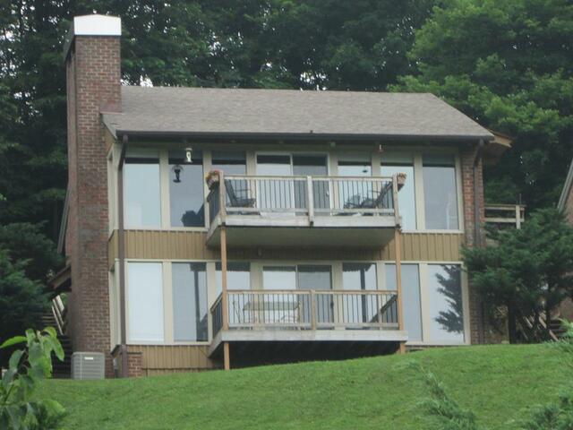 70 Doe Highlands Dr, Hillsville, VA 24343