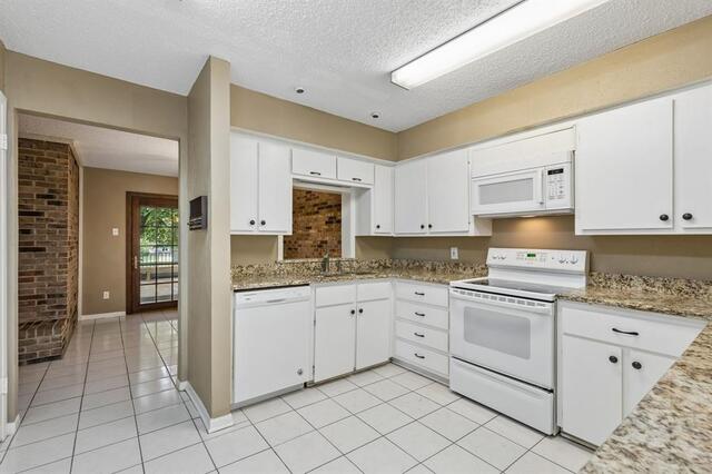 1806 Lakecrest, Court Carrollton, TX photo 12