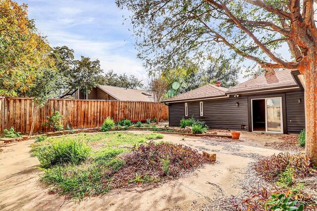 2615 Dove Creek, Lane Carrollton, TX photo 6
