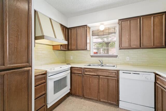 2019 Clubridge, Drive Carrollton, TX photo 8