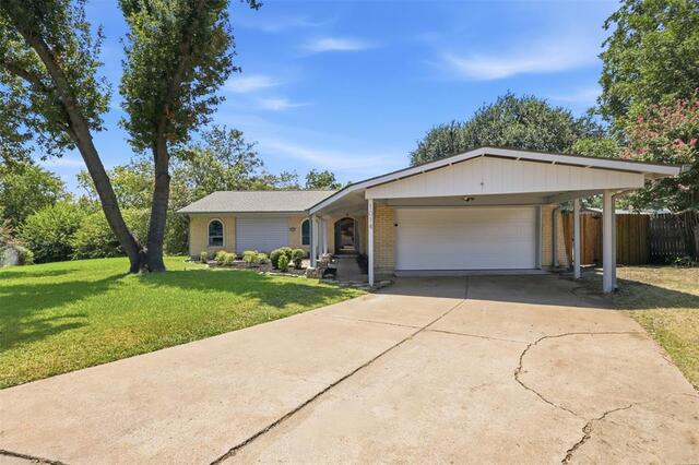1014 Mountview, Court Carrollton, TX photo 2