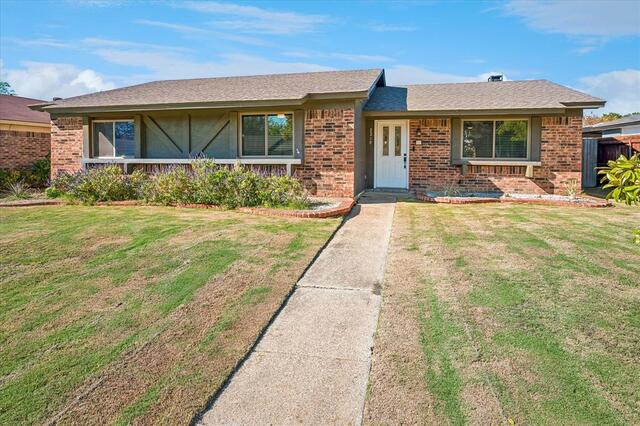 2219 Crockett, Drive Carrollton, TX photo 2