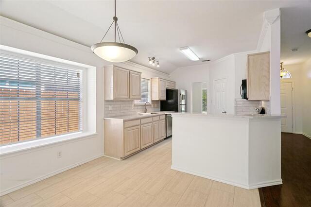 513 Creek, Court Lewisville, TX photo 4