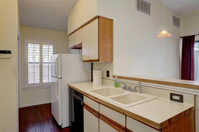 2109 Brook Mount, Court Carrollton, TX photo 10