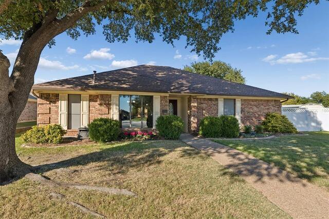 2051 Robin Hill, Lane Carrollton, TX photo 3