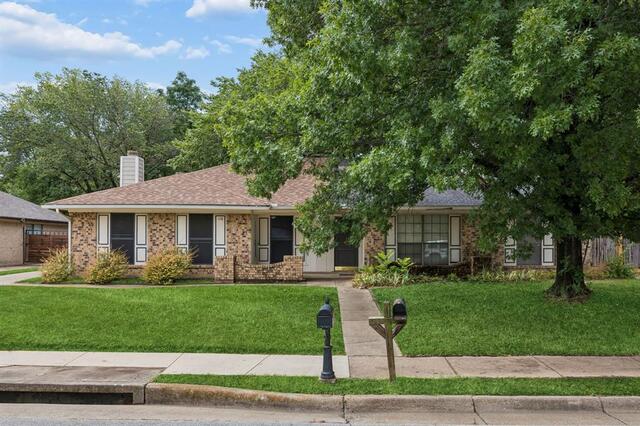 118 E Denton Drive, Euless, TX image