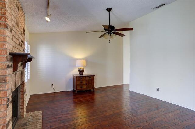 2109 Brook Mount, Court Carrollton, TX photo 4