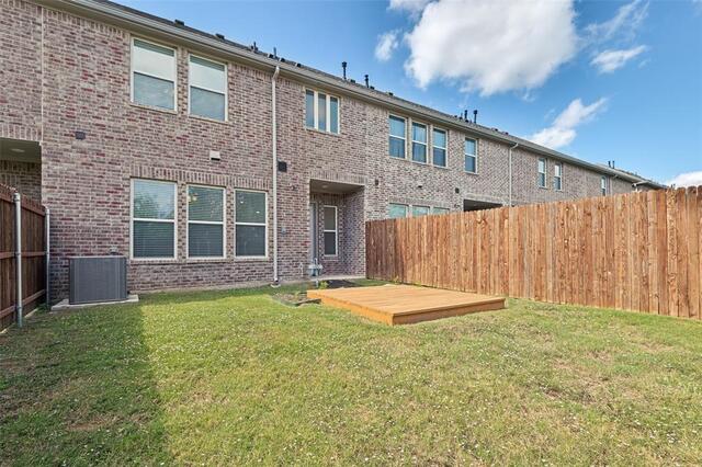 533 Hutchinson, Lane Lewisville, TX photo 2