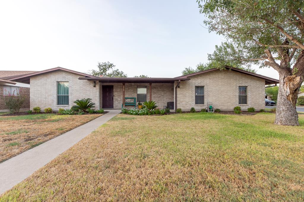 Residential For Sale in Eagle Pass, TX 78852