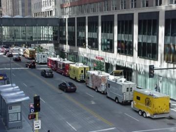 MN-food_trucks_along_marquette_-_3