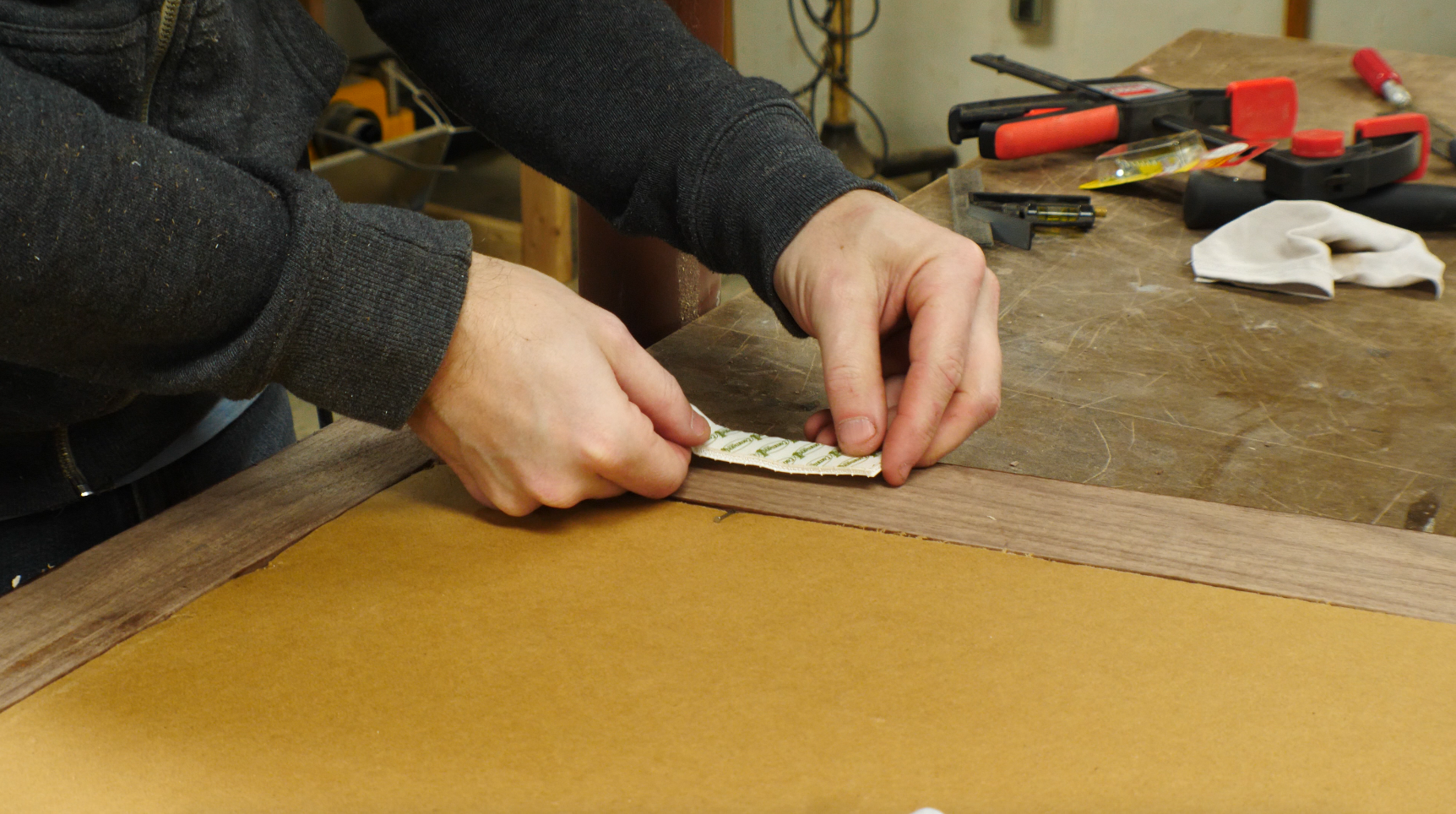 how to make a picture frame / apply the hangers