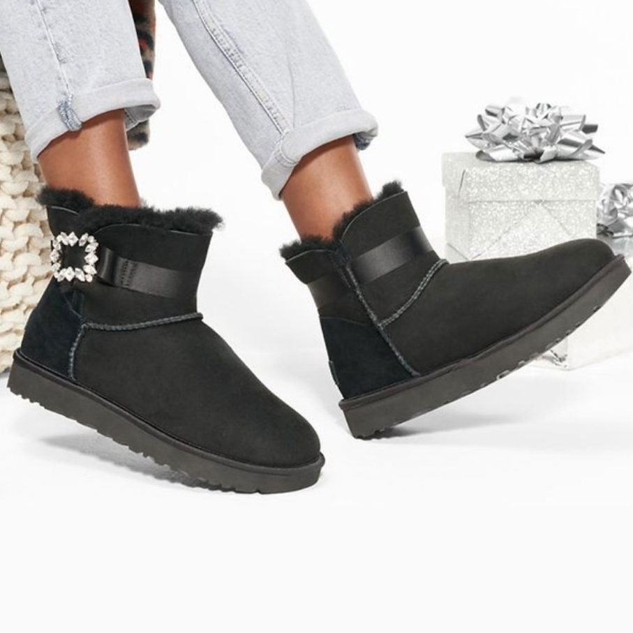 日本未展開 Uggの新作 ビジューブローチ ムートンブーツ Buyma