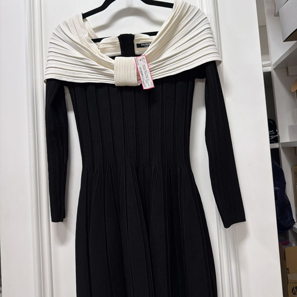 Black/White Off-Shoulder Ribbed Mini Dress (est 3750)
