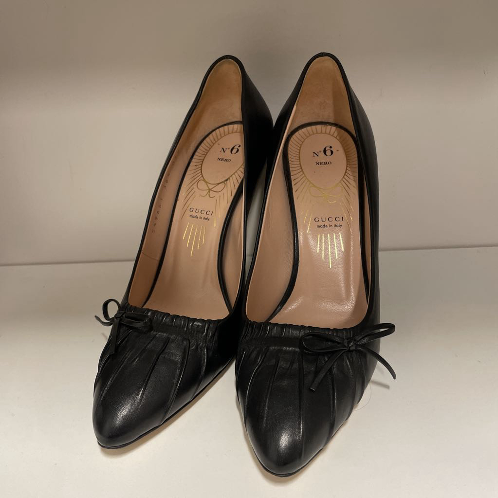 Black Pumps