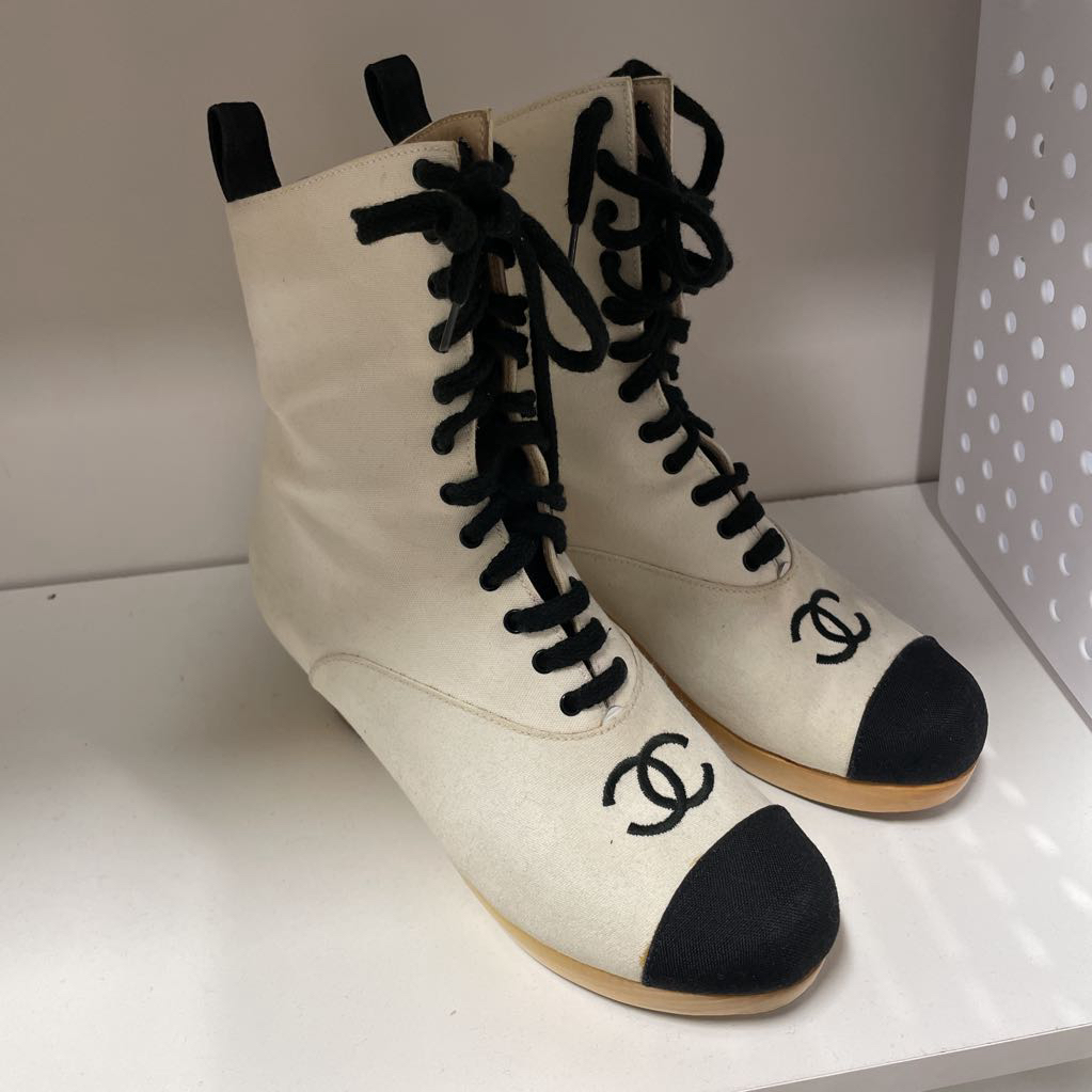 S/S1994 RUNWAY IVORY / BLACK WOODEN HEEL ANKLE BOOTS