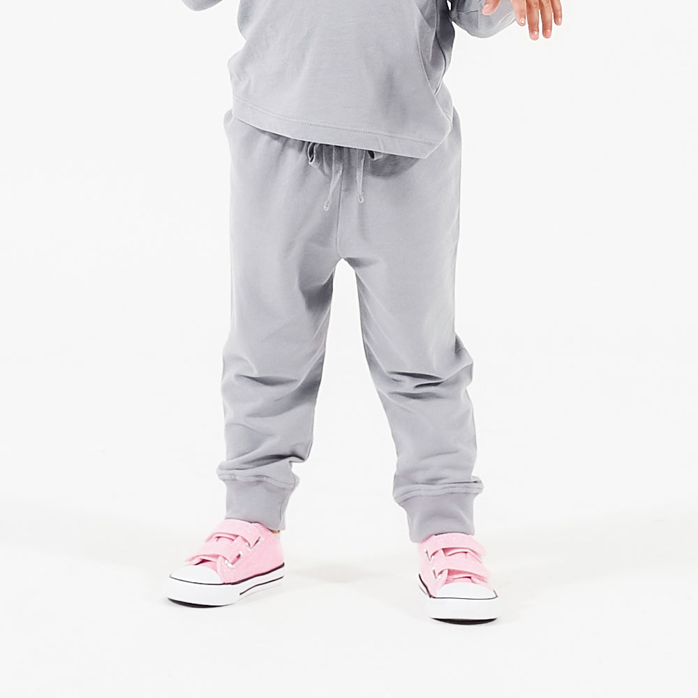 Ripley - PANTALÓN NIÑA UNA TIENDA COMÚN COMFY JOGGER GRIS ALGODÓN