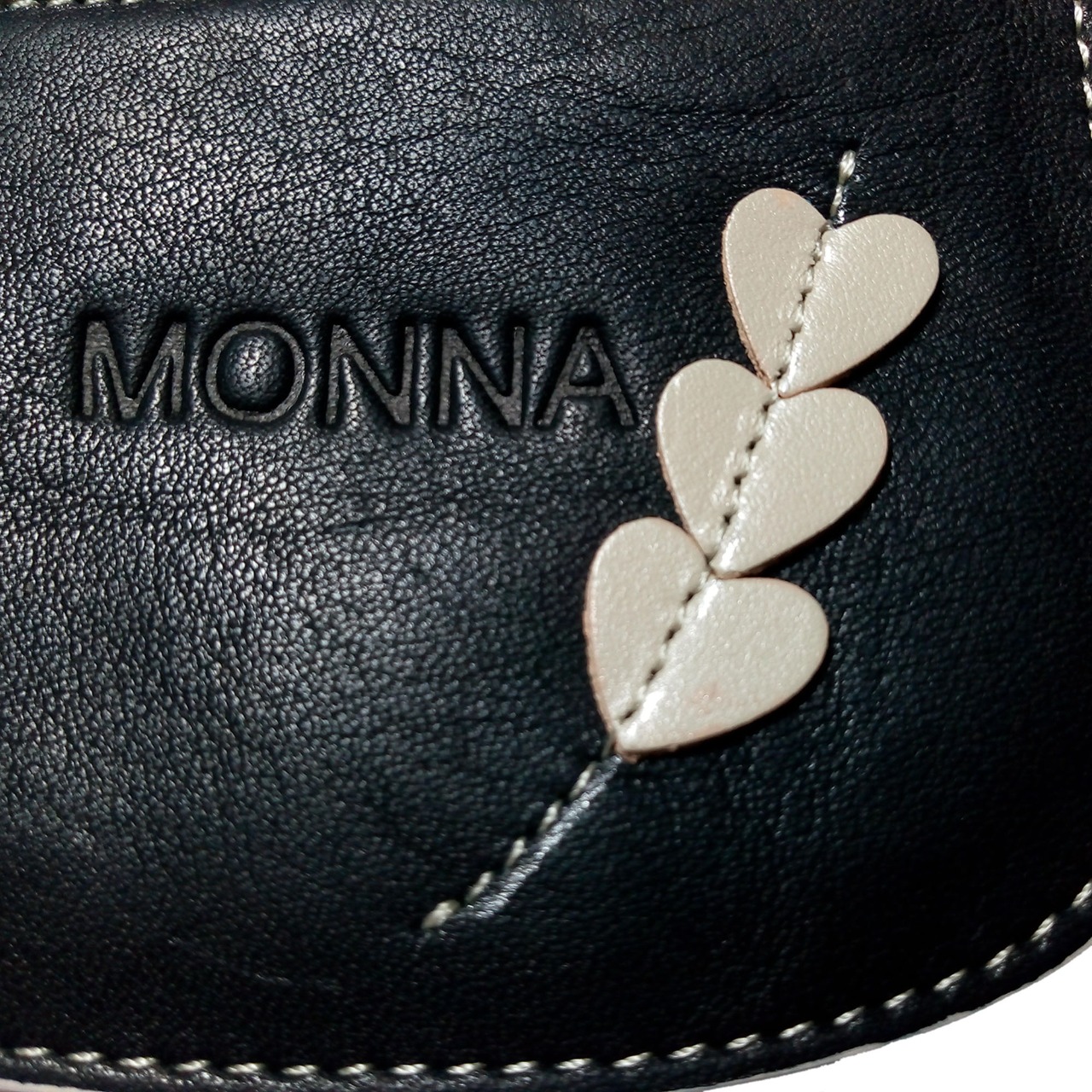 Ripley - MONEDERO DE CUERO MUJER NEGRO CON CORAZONES BEIGE