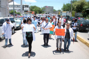 Marchan y paran contra la reforma en Salud en Acapulco, la capital, Zihuatanejo, Iguala y Taxco