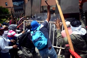 Marchan cetegistas y enfrentan a antimotines