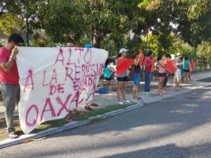 Se manifiestan maestros en Zihuatanejo y Petatlán contra  la represión federal en Oaxaca