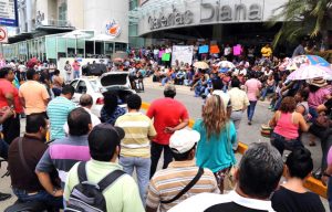 Cierran 400 maestros Galerías Diana en Acapulco y bloquean la Costera por los hechos de Oaxaca