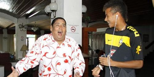 VIDEO: Tongo y la estrella de futbol Neymar cantan la pituca
