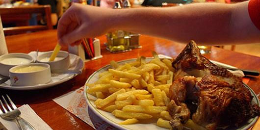 Pollo a la Brasa: plato emblema del Perú celebra su aniversario este domingo
