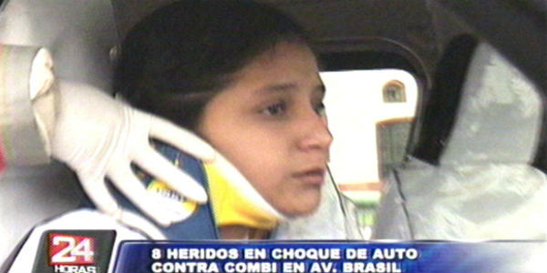 Conductor sin brevete impacta contra combi y deja ocho heridos