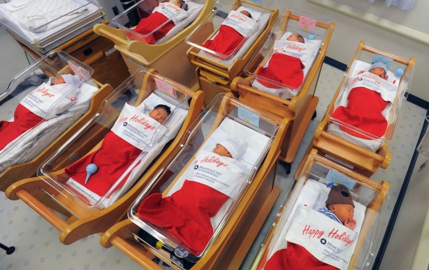 EEU: entregan a bebés recién nacidos en botas gigantes de Papá Noel