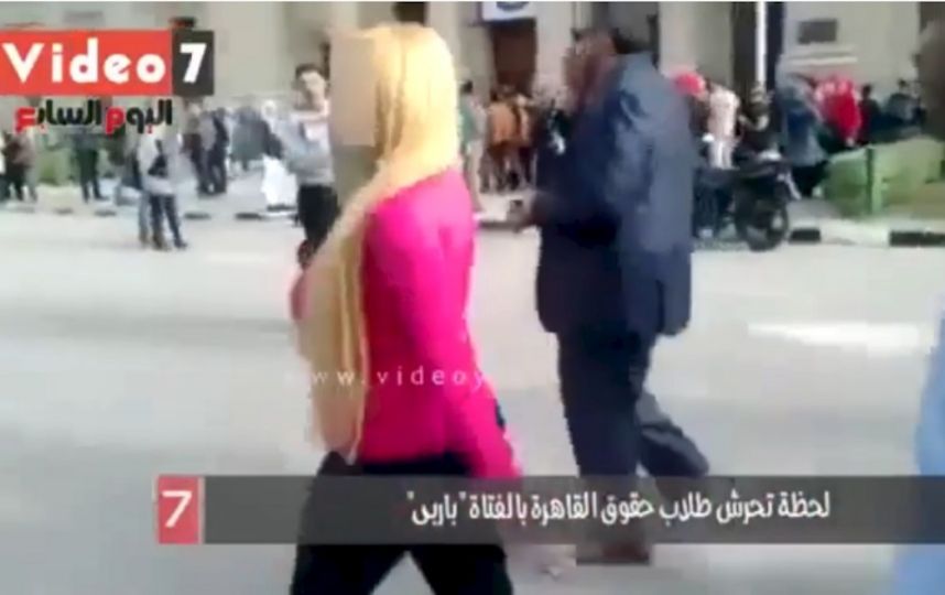 VIDEO: ¿Qué pasa cuando una sexy rubia recorre una universidad egipcia?
