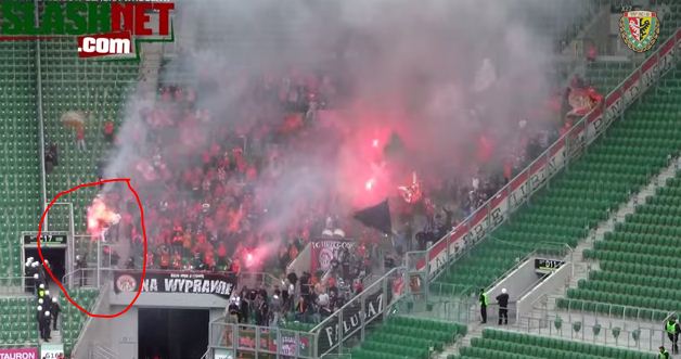 Impactante: policía le prendió fuego a un hincha polaco con spray