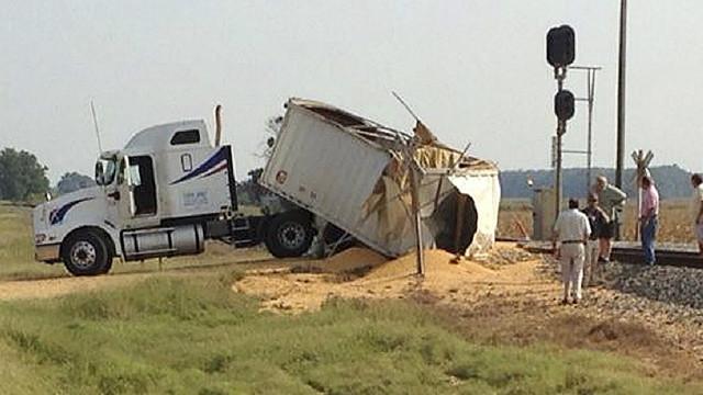 EEUU: tren parte por la mitad a tráiler que estaba estacionado en vía férrea