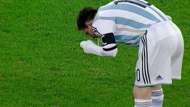 Entérese por qué el futbolista Lionel Messi vomita en el campo de juego