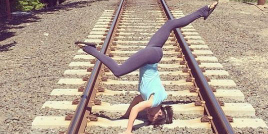 FOTOS: la sexy chica que practica yoga hasta en lugares más inimaginables