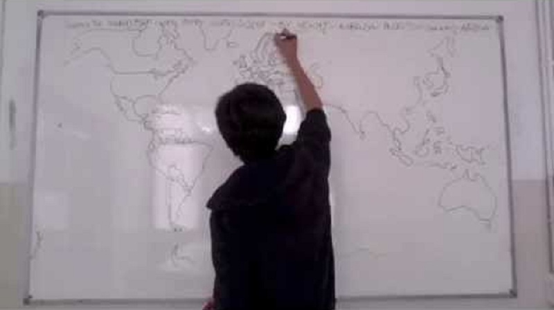 Joven sorprende al dibujar de memoria el mapa del mundo con todos sus detalles
