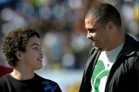 Hijo adolescente de Ronaldo causa polémica tras seducir a una profesora