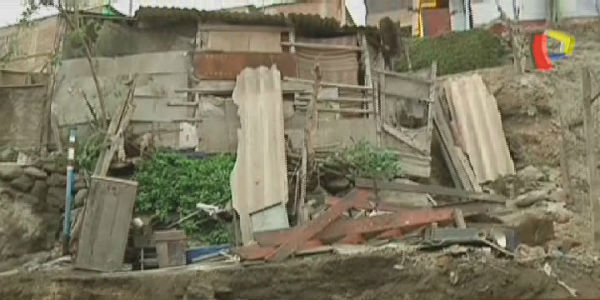 Familia salva de morir tras derrumbe de muro de contención en VMT