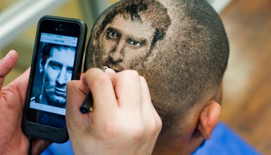 Peluquero sorprende con increíbles obras de arte en la cabeza de sus clientes