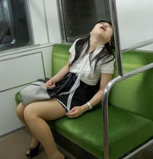 FOTOS: Las más vergonzosas maneras de quedarse dormido en el transporte público