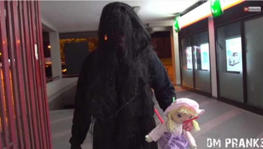 Terrorífica broma: bruja psicópata que asusta a transeúntes se vuelve viral
