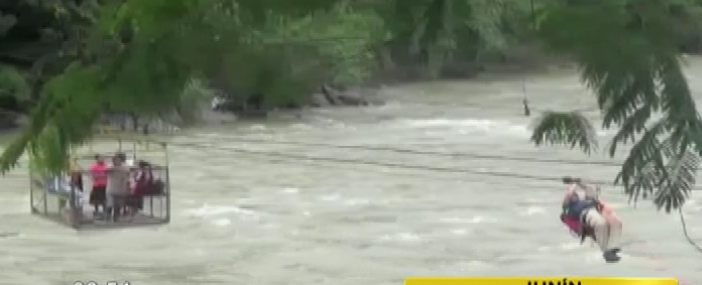 Junín: varias personas quedan atrapadas en huaro al intentar cruzar río