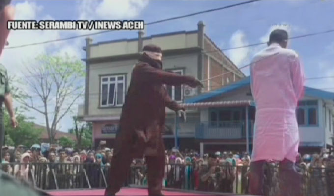 Indonesia: azotan a 11 personas por incumplir ley islámica
