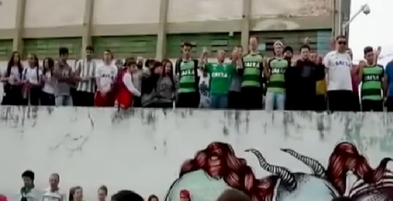 Oraciones de los hinchas del Chapecoense fuera del estadio