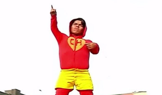 Milton Mormontoy: el mini "Chapulín Colorado" de la calle