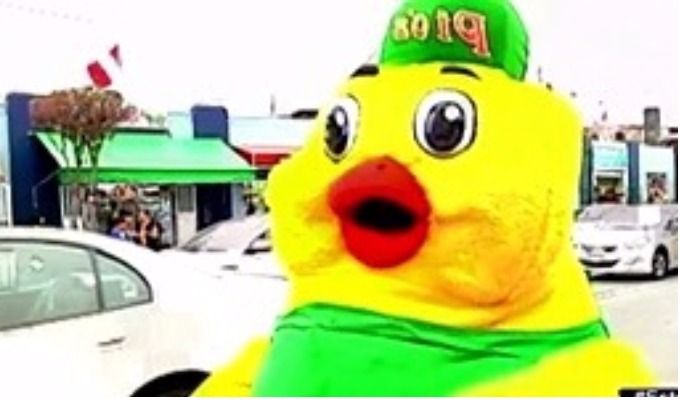 Apanen al pollo: conoce quién está detrás del muñeco más famoso de la tv