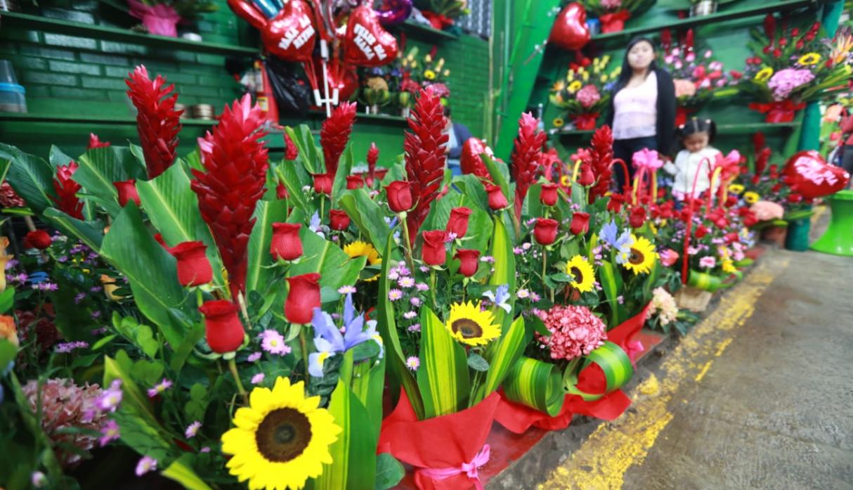 Mercados de flores lucen abarrotados en  el Día de la Madre